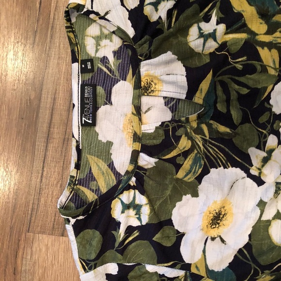 NEW YORK & COMPANY short sleeve  flower top / size M - Picture 3 of 4